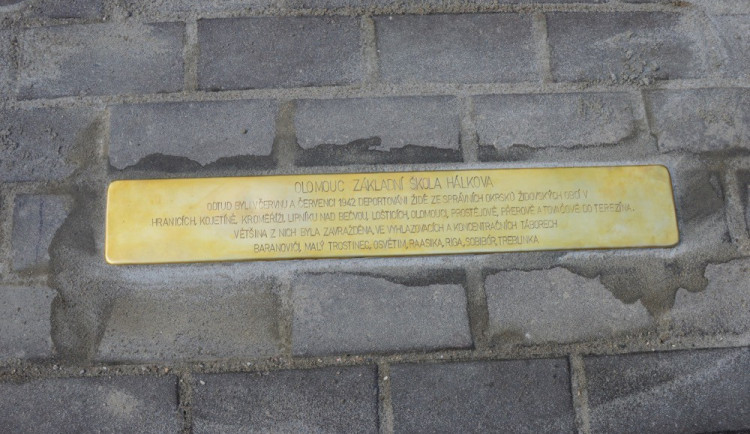 FOTO: U Hálkovy školy byl položen pamětní Kámen zmizelých. Je věnován obětem holokaustu