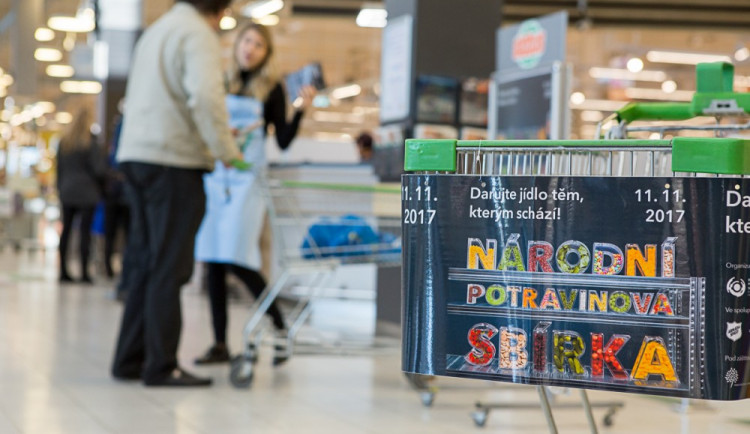 Letošní národní potravinová sbírka zaznamenala rekord. Vybralo se 926 tisíc porcí jídla