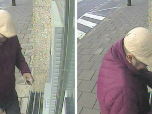 VIDEO: Policie hledá muže, který ženě ukradl peněženku a poté vybral její kartou hotovost z bankomatu