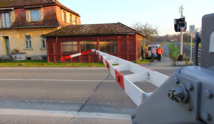 Řidič kamionu projel železniční přejezd na červenou. Strojvedoucí dokázal včas zabrzdit