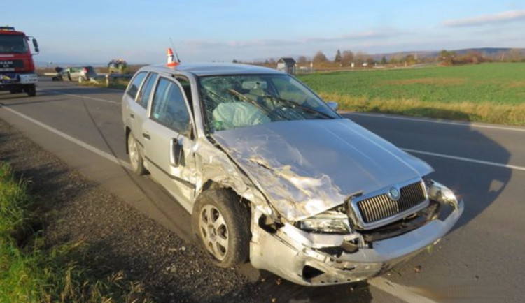 Padesátiletý řidič předjížděl na křižovatce a srazil se s řidičkou, která odbočovala vlevo
