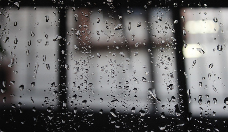 POČASÍ NA PÁTEK: Přes den čekejte přeháňky, večer bude srážek ubývat