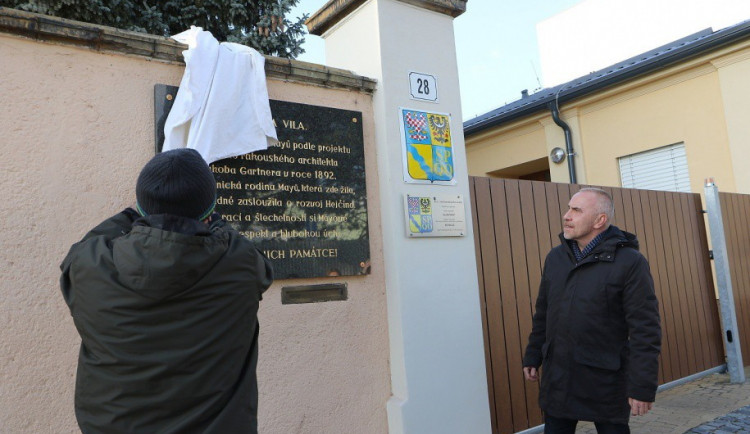 V Hejčíně byla odhalena pamětní deska připomínající významnou rodinu Mayů