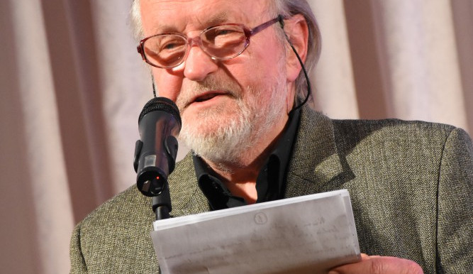 Tomáš Hradílek ukončil hladovku, kterou držel na prostest proti Zemanovi. Přemluvila ho rodina