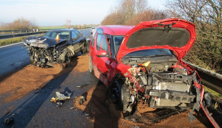 Na dálnici u Břuchotína se stala řetězová dopravní nehoda tří aut