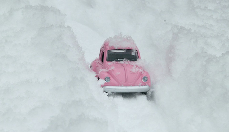Řidiči, mějte se na pozoru. Do dnešní půlnoci by mělo na horách napadnout až dvacet centimetrů sněhu