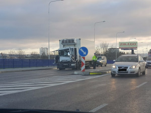 Na ulici Velkomoravská do sebe narazila dvě nákladní vozidla. Silnice je opět průjezdná