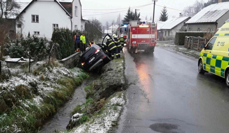 Hasiči vyprošťovali zaklíněnou řidičku, která se svým autem skončila v potoce