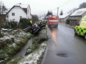 Řidička, která ráno skončila se svým autem v potoce, podlehla svým zraněním v nemocnici