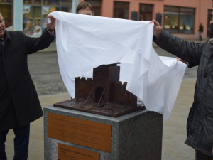FOTO: Třída 1. máje je otevřena. Pozůstatky Hradské brány bude přípomínat bronzový model