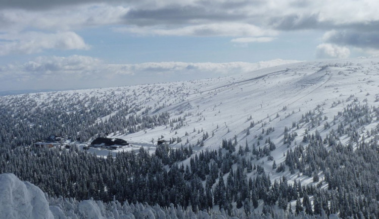 V Jeseníkách platí první lavinový stupeň. Místy napadl až metr sněhu