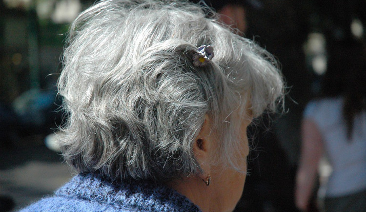 Podvodník postupně připravil seniorku o téměř milion korun za dodání jediného balíčku z Itálie