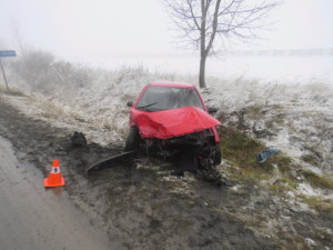 Mladá řidička dostala v zatáčce smyk a narazila do kamionu
