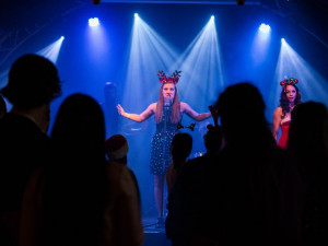 FOTOGALERIE: V Jazz Tibet Clubu se o víkendu točil videoklip k vánoční písni Zázraky přání