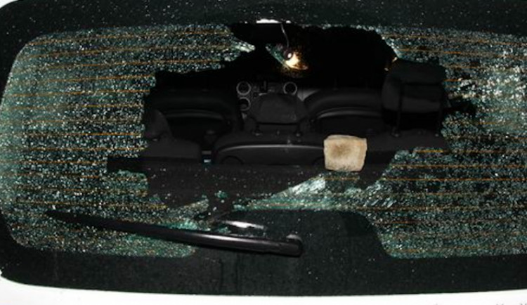 Dvacetiletý výtržník řádil v ulicích. Dlažební kostkou rozbil okno auta strážníků, pak kradl v supermarketu