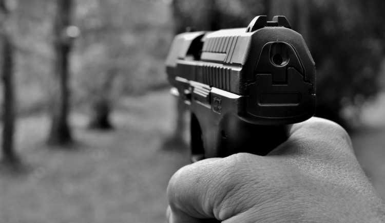 Muž vzal zbraň od přítelkyně a zmizel neznámo kam. Policisté ho za tři hodiny našli