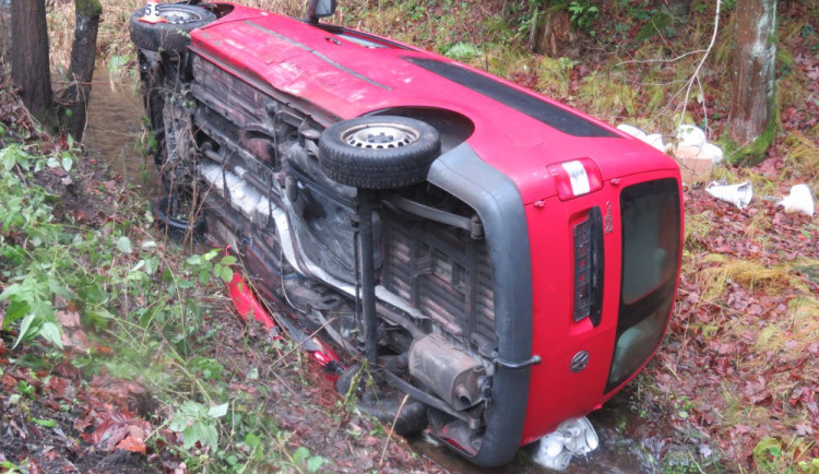 Řidič se plně nevěnoval řízení své dodávky, skončil s ní v potoku