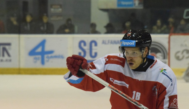 FOTOGALERIE: Roman Vlach zařídil výhru Kohoutů 3:2 v nervy drásajícím prodloužení