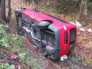 Řidič se plně nevěnoval řízení své dodávky, skončil s ní v potoku