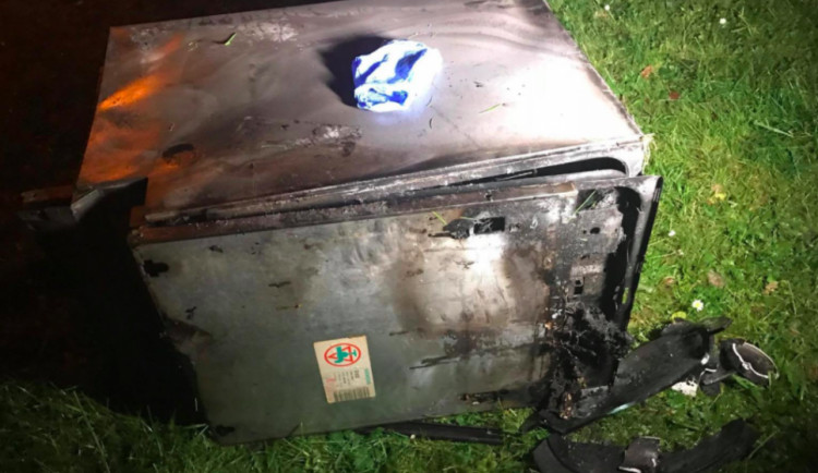 V paneláku začala hořet myčka na nádobí, jeden z obyvatel bytu se nadýchal zplodin