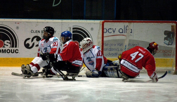 Olomoučtí sledge hokejisté nestačili na domácím ledě Pardubicím, prohráli vysoko 1:7