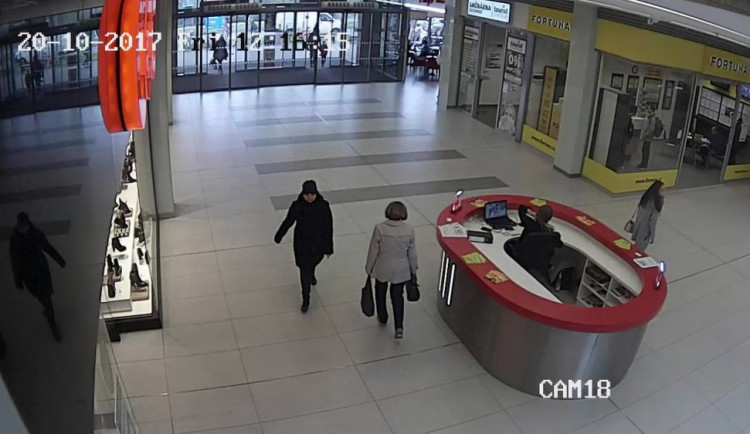 Žena okradla zákaznici v supermarketu. Ukradla ji celou kabelku, škoda je více jak 25 tisíc korun