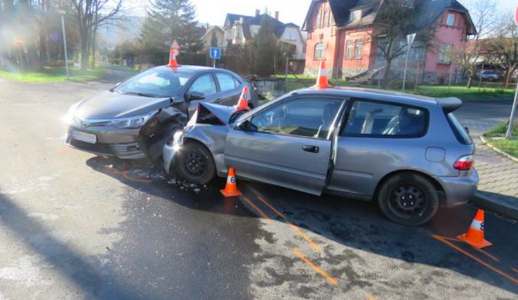 Řidič nedal přednost v jízdě, se svým autem vjel do cesty šoférovi na hlavní. Škoda je téměř čtvrt milionu