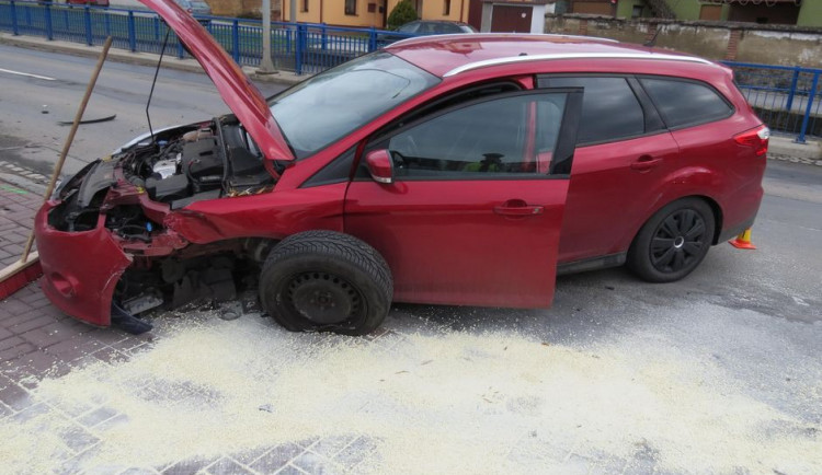 Šoférka chtěla ve Velké Bystřici odbočit z hlavní cesty na parkoviště, střetla se s protijedoucím autem