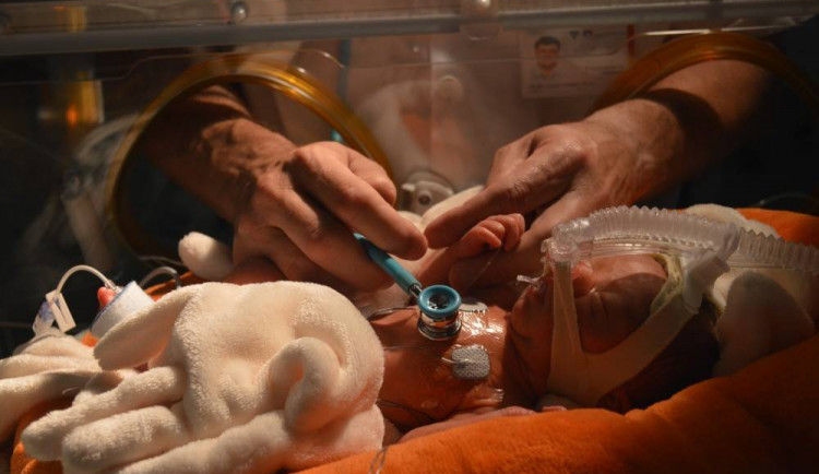 Deset nových přístrojů zajistí bezpečný spánek novorozenců v Nemocnici Šternberk