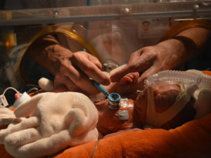 Deset nových přístrojů zajistí bezpečný spánek novorozenců v Nemocnici Šternberk