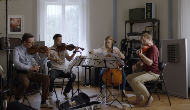 Herci z Kvarteta se rok učili hrát na hudební nástroje. Nyní jde film natáčený v Olomouci do kin