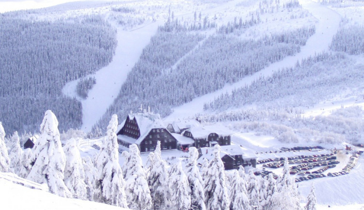 Na Červenohorském sedle napadlo v noci dvacet centimetrů sněhu, silničáři měli co dělat