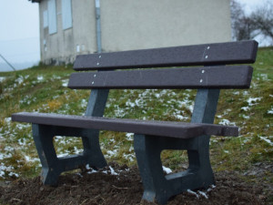 Město nainstalovalo první plastové lavičky, další budou přibývat