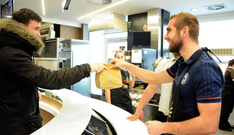 Olomoučtí fotbalisté prodávali ve fastfoodu. Pomohli vybrat peníze na nemocné děti