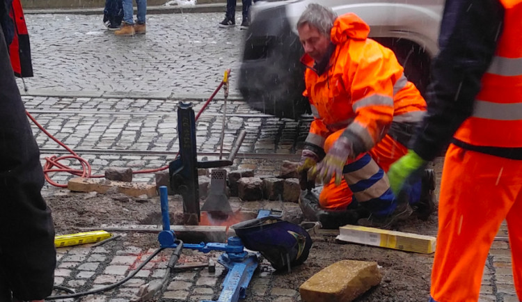 AKTUÁLNĚ: Přes centrum nejedou tramvaje, důvodem je poškozená kolej u kostela sv. Mořice