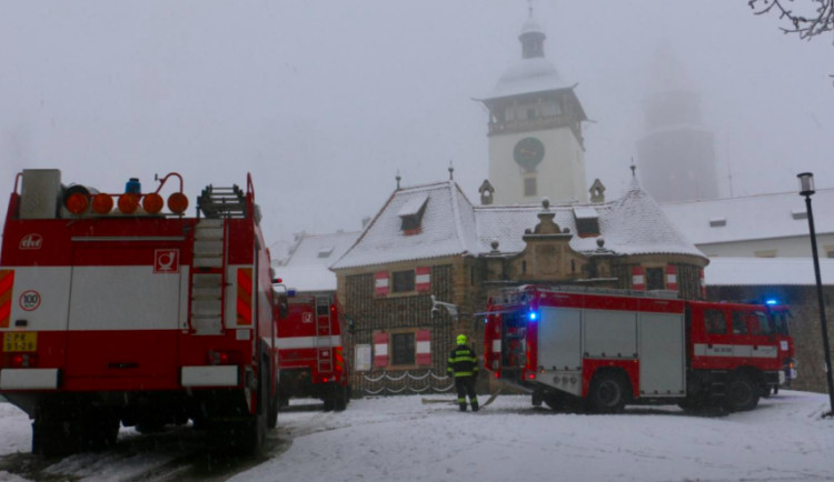 FOTO/VIDEO: Hrad Bouzov se ocitl v plamenech. Naštěstí jen cvičně