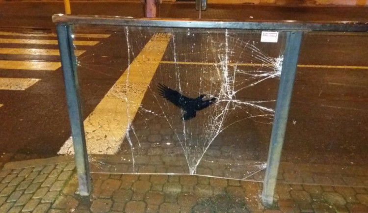 Poškozená tramvajová zastávka