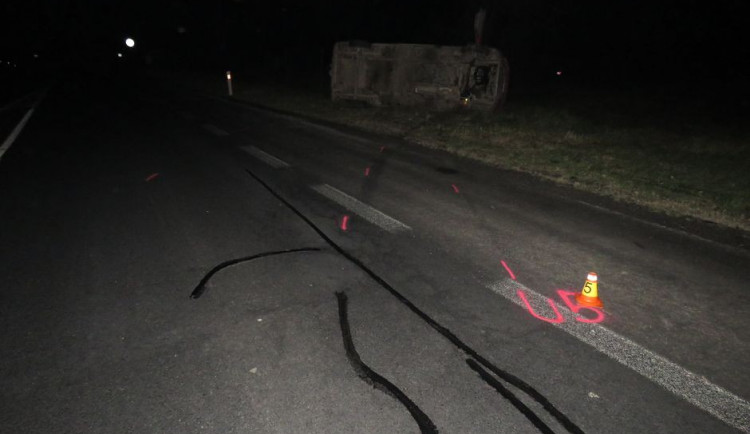 Řidič nedal přednost v jízdě a zapříčinil nehodu auta, které skončilo na střeše. Viník ani nezastavil a ujel