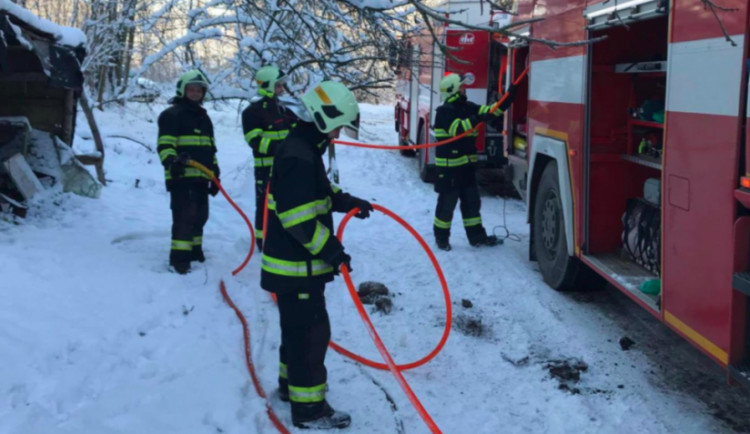 VIDEO: Hasiči vyjížděli k požáru rodinného domu. Vznikl kvůli závadě na komínovém tělese