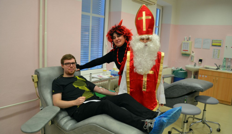 Běžte darovat krev na Mikuláše, dostanete od něj malý dárek navíc