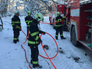 VIDEO: Hasiči vyjížděli k požáru rodinného domu. Vznikl kvůli závadě na komínovém tělese