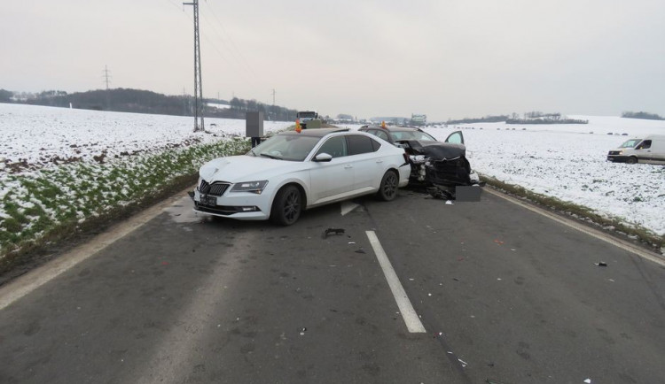 U Krčmaně se v řetězové hromadné nehodě postupně střetla čtyři auta