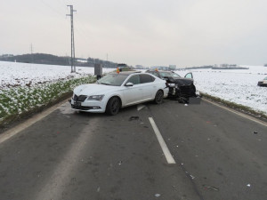 U Krčmaně se v řetězové hromadné nehodě postupně střetla čtyři auta