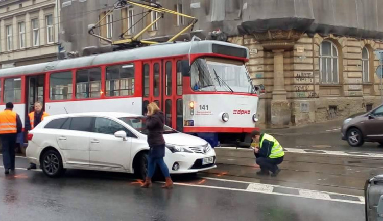 Na Palackého ulici se střetlo auto s tramvají