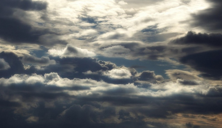 POČASÍ NA STŘEDU: Dopoledne zataženo, vítr a slabý déšt, k večeru se vyjasní