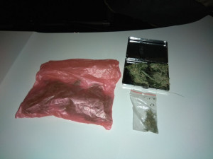 Dealeři nabízeli dvojici mužů drogy, když odmítli, vyhrožovali jim zastřelením