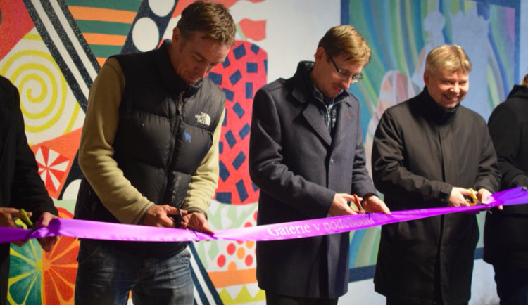 FOTOGALERIE: Podchod pod Foerstrovou ulicí zvelebili žáci gymnázia