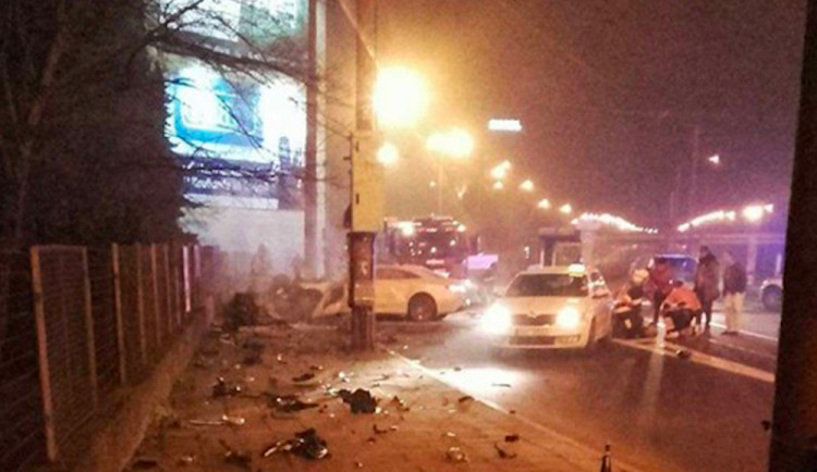 Při dopravní nehodě na Wolkerově ulici zemřela mladá žena