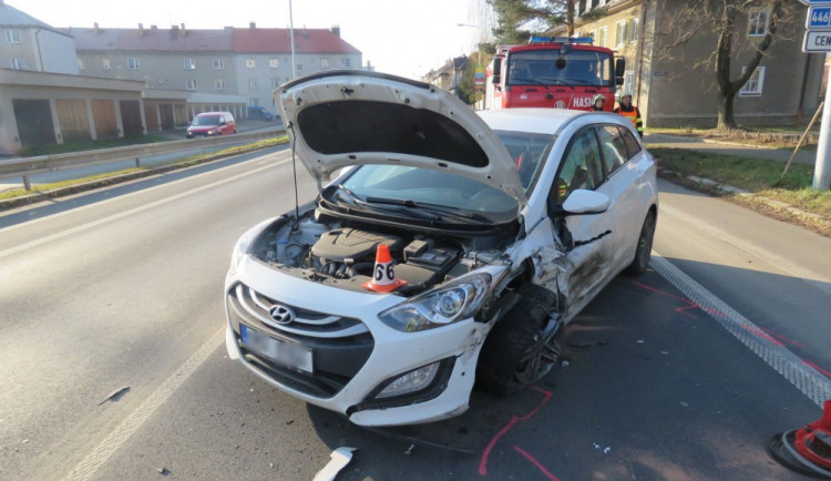 Řidič se plně nevěnoval řízení. Způsobil nehodu dvou vozidel, při které se zranili dva lidé