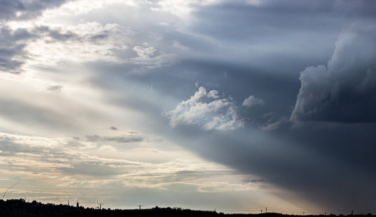 POČASÍ NA ÚTERÝ: Bude foukat silný vítr, teploty ale zůstanou vysoké